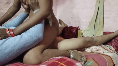 L'épouse indienne et le mari se lancent dans une session torride de relations sexuelles intenses