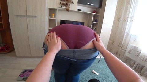 Copine plantureuse baise une BBW courbée en jean serré avec un gode ceinture, lui fait remuer son gros cul en levrette - POV.